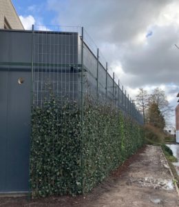 Zij aanzicht met groene haag